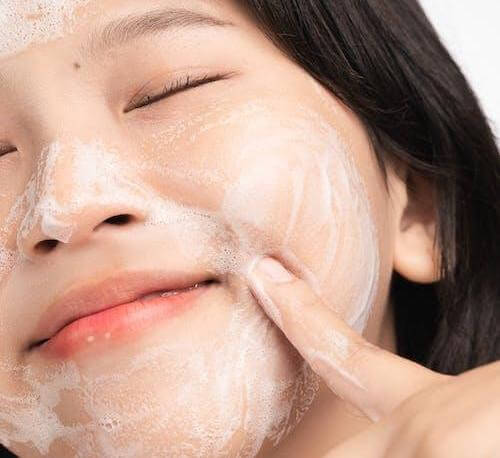 Be sure that your face is cleaned with your favorite gentle cleanser before applying the mask.