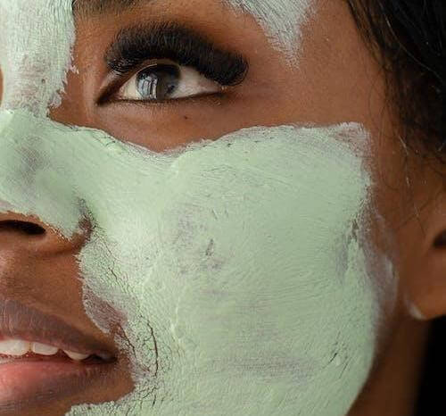 Relax, read a book, or listen to soothing music for 10-15 minutes while your face mask dries. 