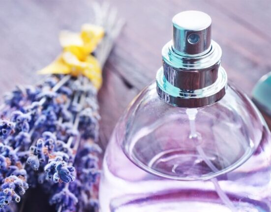 8 Benefits of Using Natural Lavender Perfume vs Using Commercially Made TheWellthieone