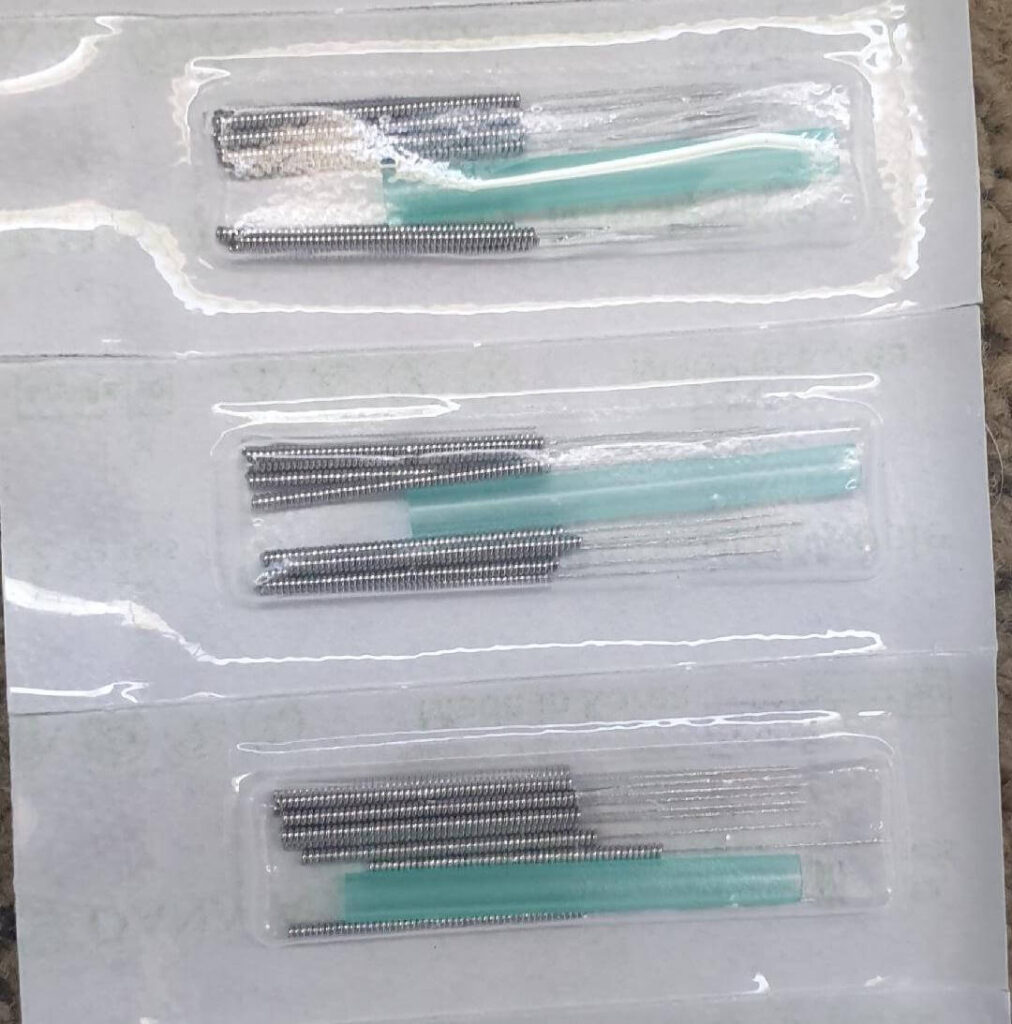Needles come in different lengths for different parts of the body, usually in blister packs of 10 with a guide tube for the practitioner to use to insert them. 