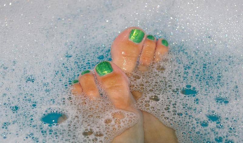 An Epsom salt soak can help feet with bunions by reducing inflammation and providing temporary pain relief.
