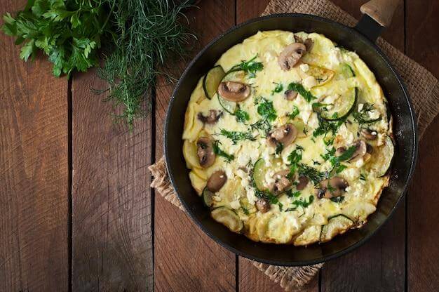 A fluffy dinner omlette with squash, mushrooms, dill and garlic pressed garlic.