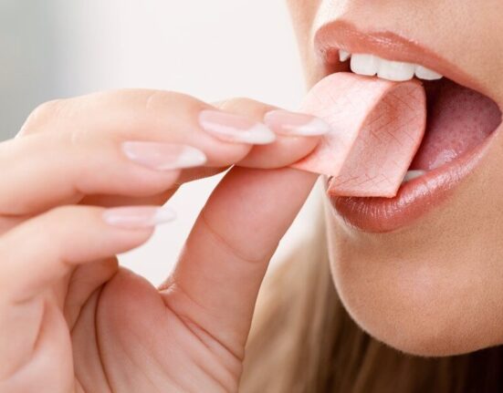 3 Reasons Why Chewing Gum is Bad for Your Health and 2 Alternatives TheWellthieone
