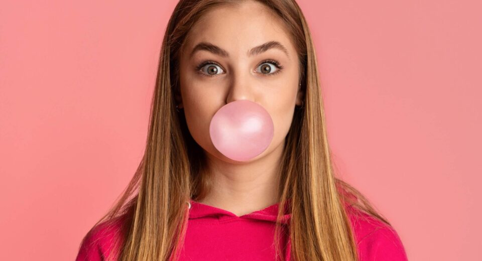 3 Reasons Why Chewing Gum is Bad for Your Health and 2 Alternatives TheWellthieone