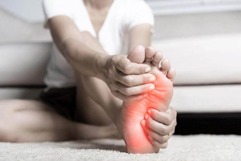 The plantar fascia is a band of tissue that runs from heal to toe at the bottom of the foot.  An inflamed plantar fascia can lead to ankle and knee pain.
