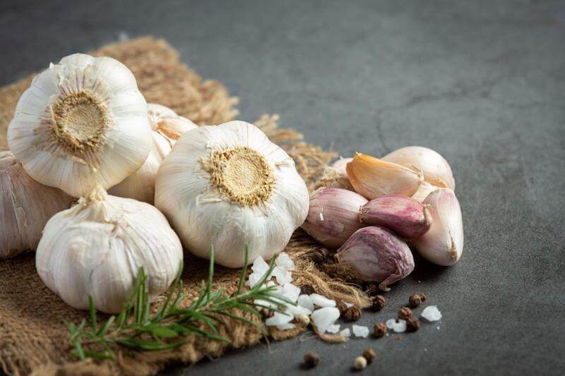 Garlic oil is a potent anti-inflammatory which works quickly on ear pain.

