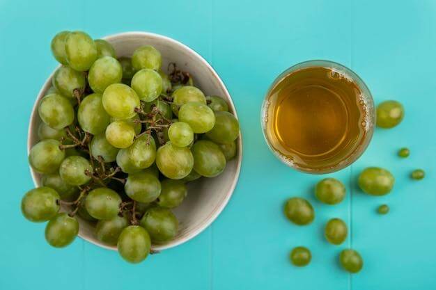Grape seed oil benefits the skin due to its ability to hydrate and nourish it with antioxidants, fatty acids, and other nutrients that can improve skin texture, reduce inflammation, and protect against environmental damage.
