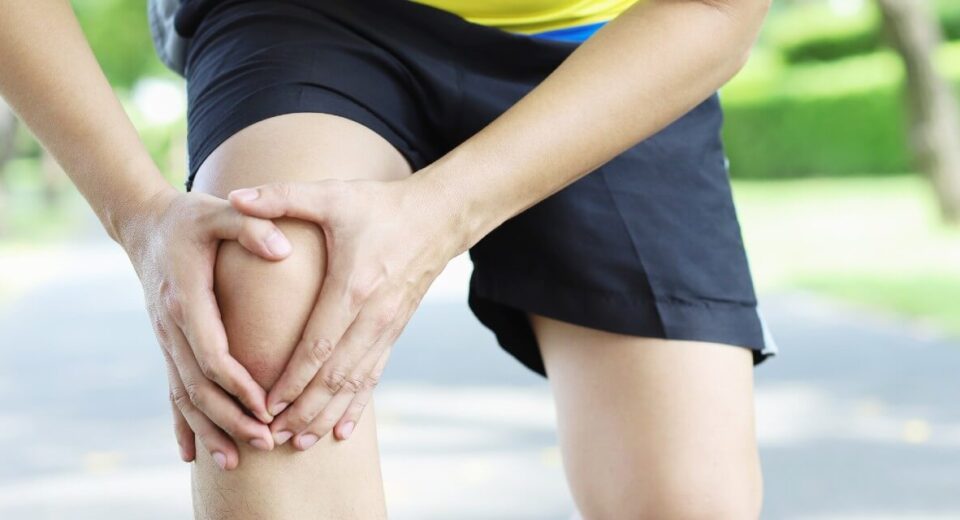 Can Plantar Fasciitis Cause Knee Pain? 4 Solutions TheWellthieone