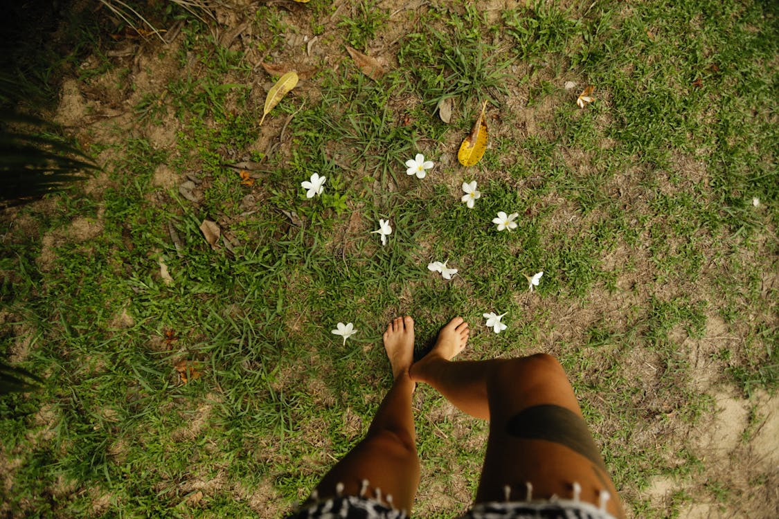 Earthing benefits from standing barefoot in nature