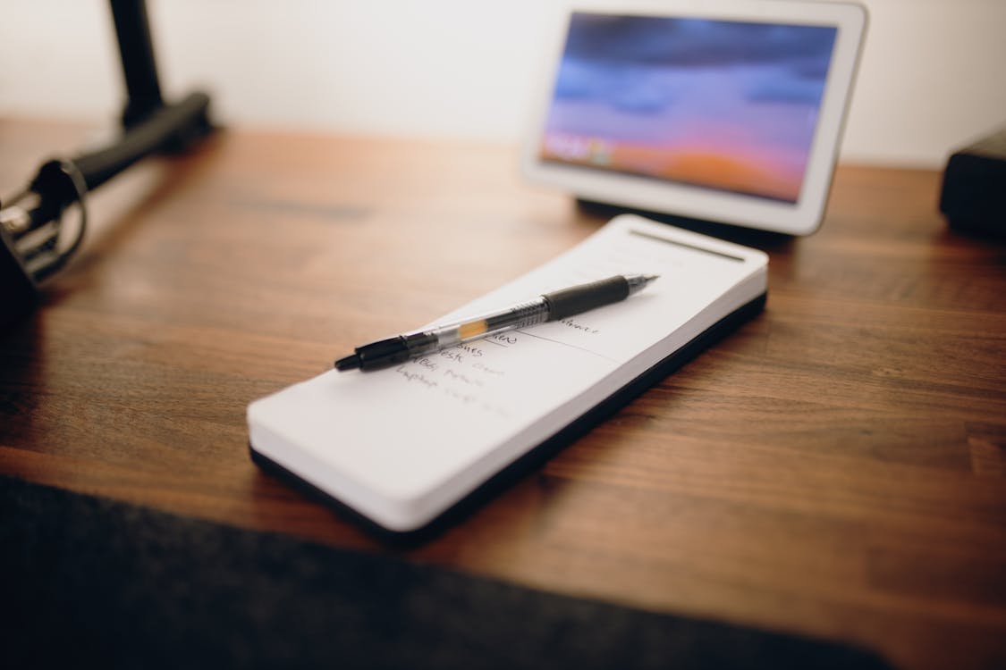Notepad and pen for planning pomodoro technique sessions for deep work
