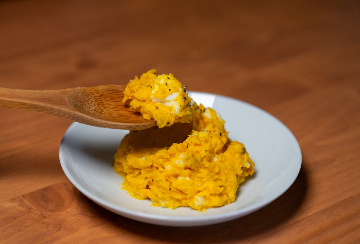 Pumpkin puree spoon close-up showing how much pumpkin to give a dog with diarrhea