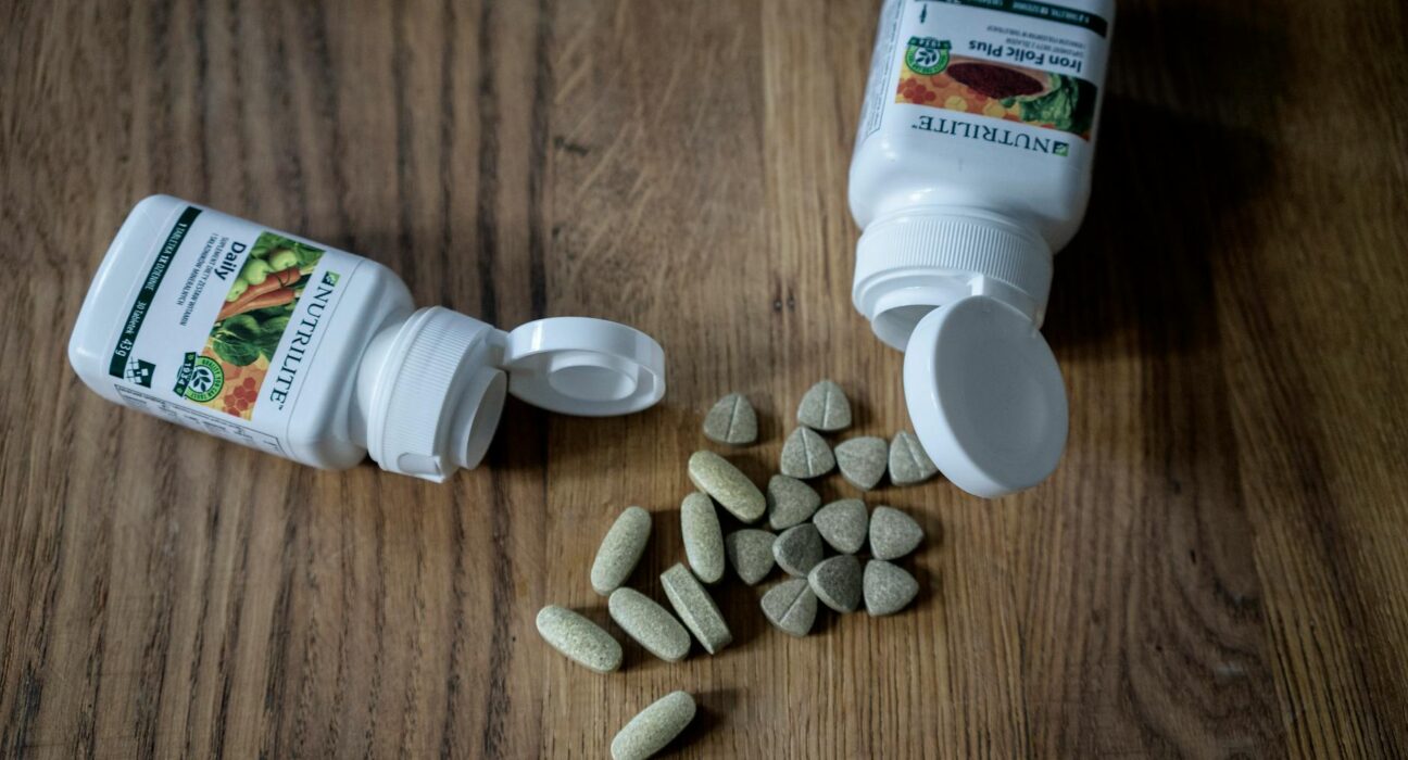 Heavy metal detox supplies — chlorella, activated charcoal, bentonite clay, mineral water with lemon