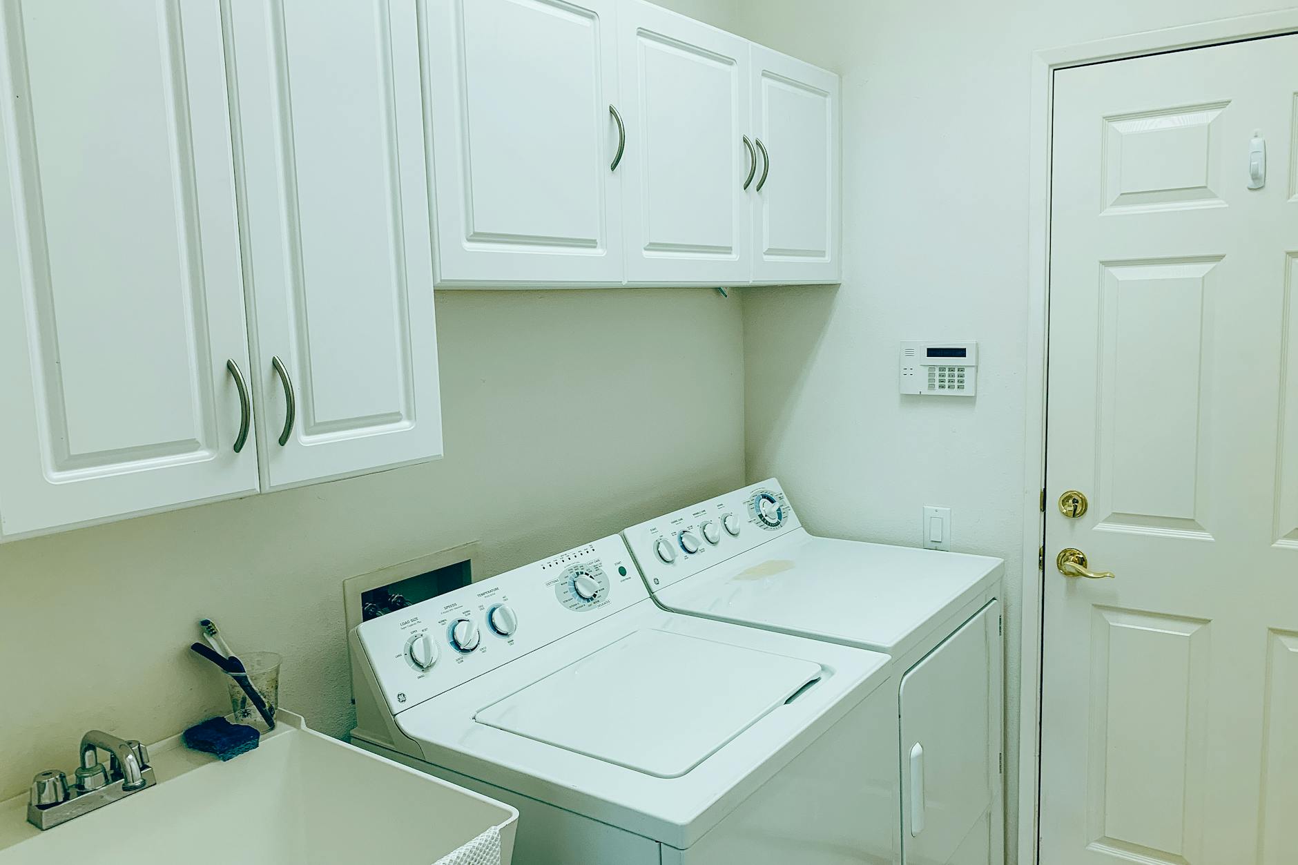 Clean Laundry Room Setup for Non Toxic Laundry Detergent: The Complete Switch Guide (And Why Synthetic Fragrance Is Stressing Your Whole Family)