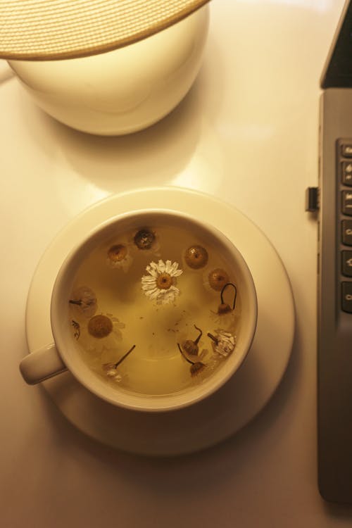 chamomile flowers, the natural source of apigenin for sleep