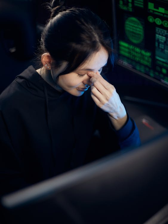 tired eyes from screen time can benefit from bilberry for eye health