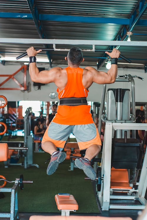man doing pull ups supported by fadogia agrestis for performance