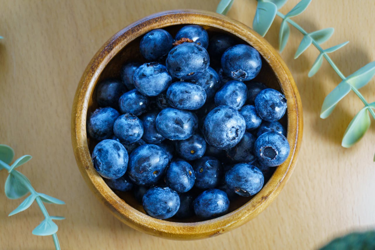 Fresh blueberries are rich in quercetin and naturally low in histamine