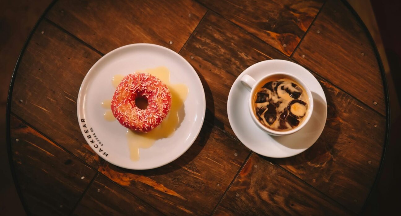 Dunkin iced coffee and donut representing calorie calculator