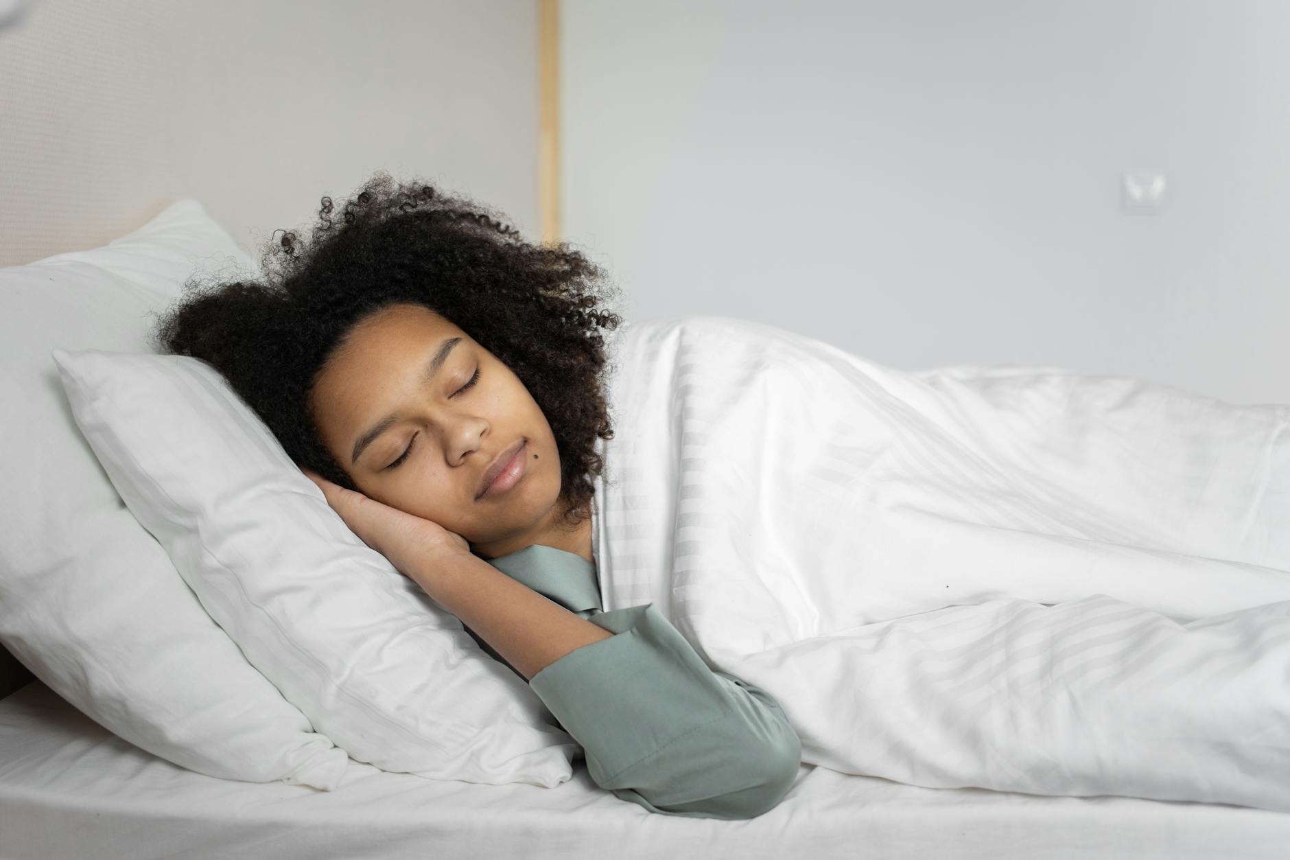 Woman sleeping peacefully — magnesium glycinate at bedtime improves sleep