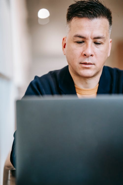 focused person working on big task from 1-3-5 rule list