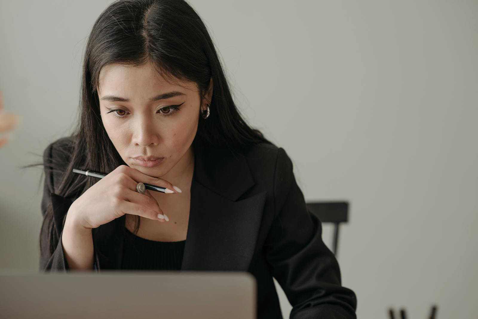 Young woman doing focused deep work using the Ivy Lee method