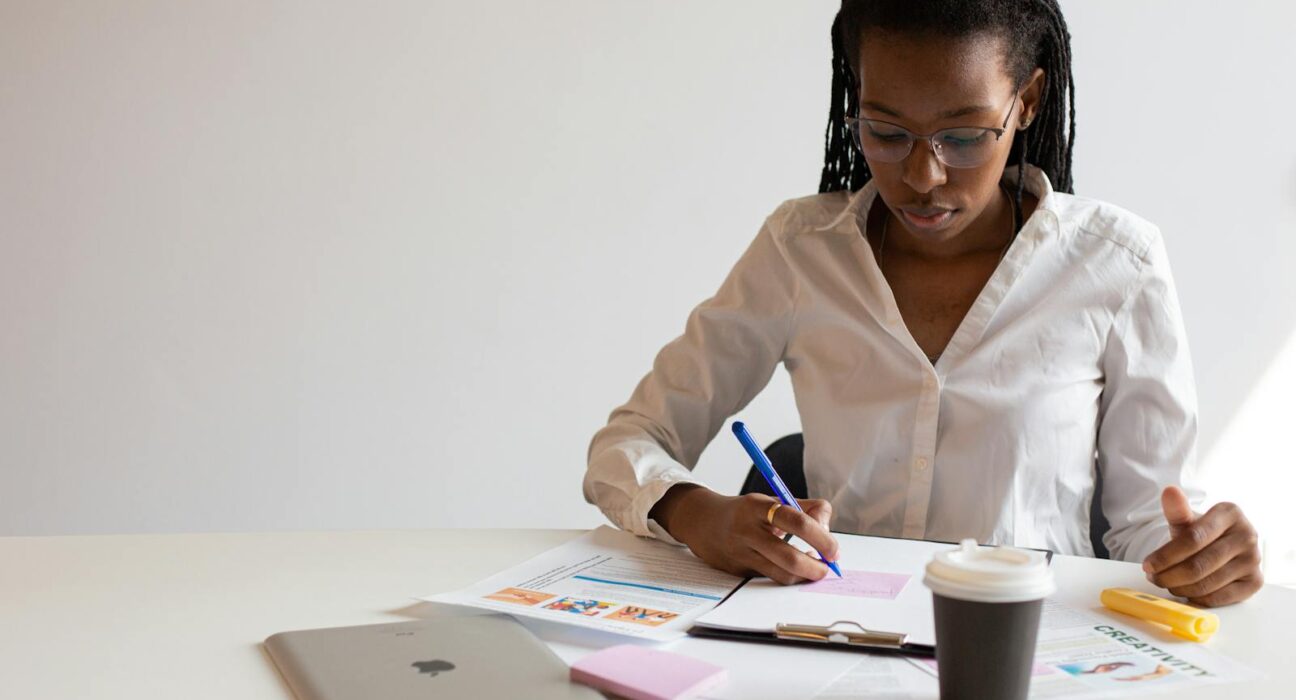Woman planning her six tasks for the next day with the Ivy Lee method