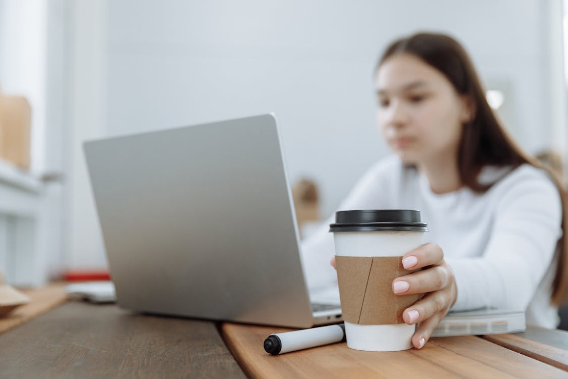 woman using parkinson law for productivity at her laptop