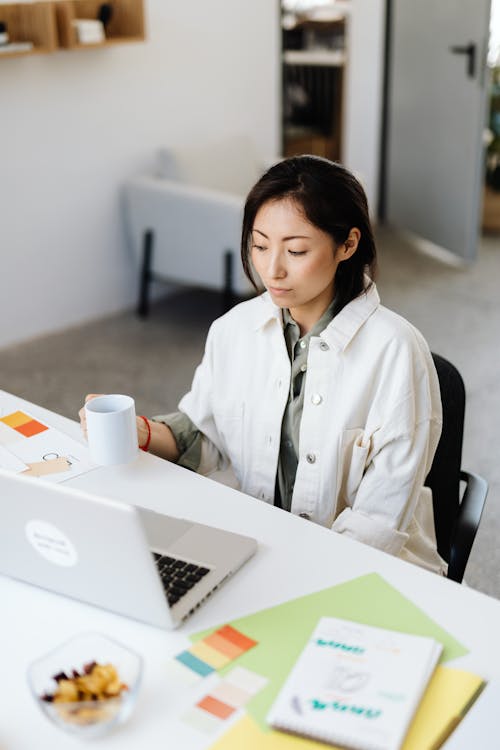 woman applying parkinson law for productivity at her desk
